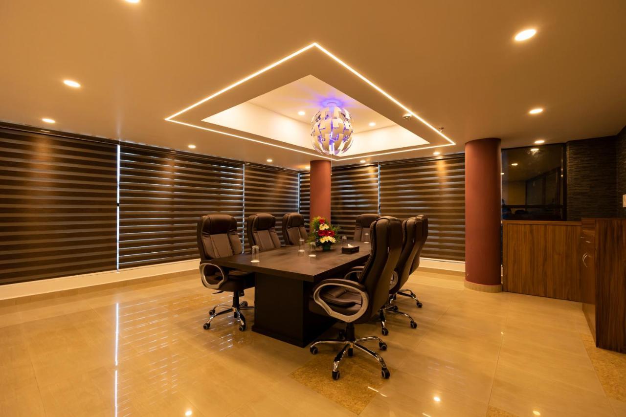 Dev Residency Hotel Thiruvananthapuram Buitenkant foto